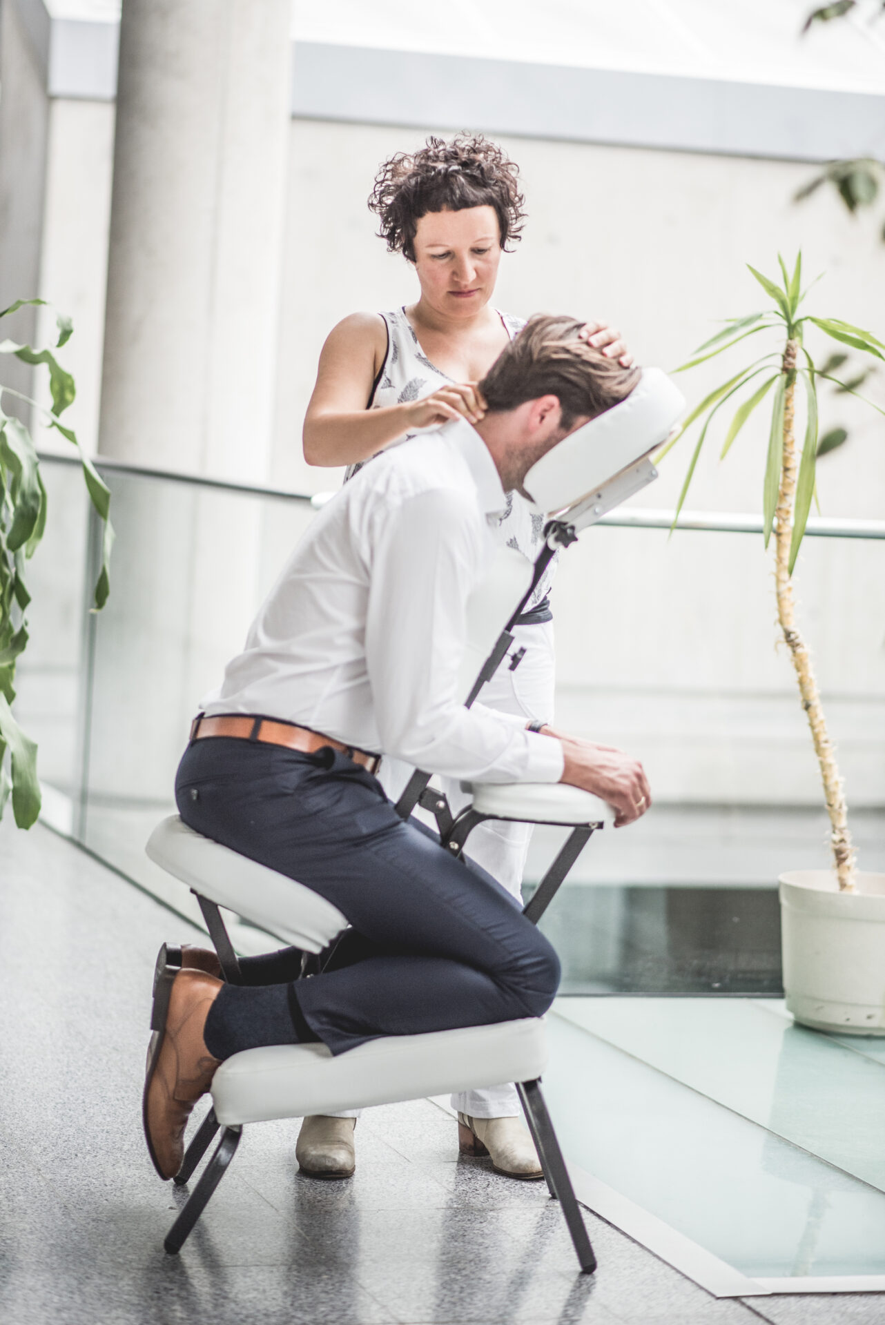 Shiatsu am Arbeitsplatz – Behandlung auf dem Massage-Chair