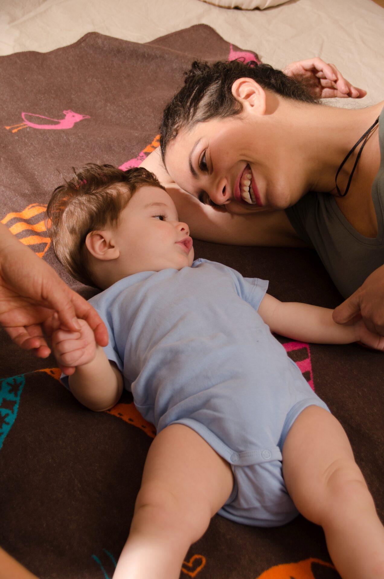 Mutter und Kind bei Shiatsu-Behandlung